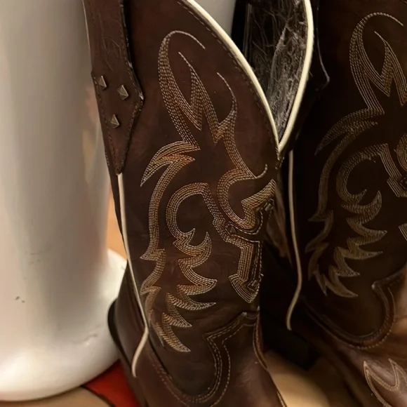 Ariat Yukon brown Legend Spirt boots, bradded cross design on toes. - Picture 10 of 14